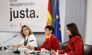 La vicepresidenta tercera del Gobierno y ministra para la Transición Ecológica y el Reto Demográfico, Teresa Ribera (i); la ministra de Política Territorial y portavoz del Gobierno, Isabel Rodríguez (c) y la ministra de Justicia, Pilar Llop durante la rue