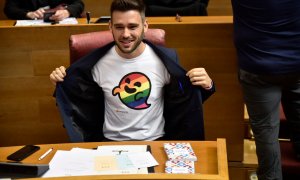 El portavoz de Compromís en las Cortes, Fran Ferri, enseña una camiseta en la que está impresa 'Gaysper': el fantasma utilizado por Vox que se ha convertido en icono LGTBI, a 16 de mayo de 2019.