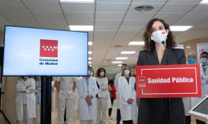 La presidenta de la Comunidad de Madrid, Isabel Díaz Ayuso, interviene durante su visita al único sistema de radioterapia de precisión molecular guiada por resonancia magnética que existe en España, en el Hospital Carlos III, a 17 de diciembre de 2021, en
