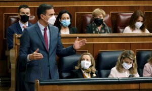 22/12/2021.- El presidente del Gobierno, Pedro Sánchez (i) interviene durante la sesión de control al Gobierno este miércoles en el Congreso. EFE/ Javier Lizón