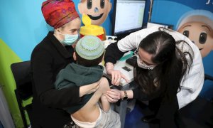 Una sanitaria inocula una dosis en un punto de vacunación de Jerusalem.