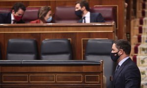22/10/2020.- El presidente de Vox, Santiago Abascal, pasa por delante del presidente del PP, Pablo Casado, en el hemiciclo. E. Parra / Europa Press