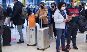 Varias personas en el aeropuerto de Adolfo Suárez, un día previo a la Nochebuena.