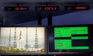 Monitores en la Guayana Francesa que muestran el cohete Ariane 5 de Arianespace antes de su lanzamiento.