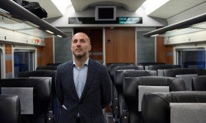 22/11/2021 El alcalde de Ourense, Gonzalo Pérez Jácome, posa dentro del tren que va a efectuar un viaje por el nuevo tramo de alta velocidad