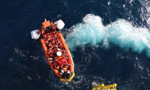 Miembros de Médicos sin Fronteras rescatan 82 personas migrantes cerca de la costa libia el 22 de diciembre de 2021.