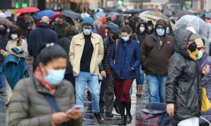 Varias personas con mascarilla a 24 de diciembre de 2021, en Madrid.