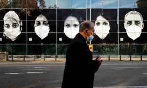 Un hombre camina frente a un centro de vacunación este domingo en Barcelona.