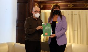 El Síndic de Greuges, Rafael Ribó, lliurant l'informe del 2021 del Mecanisme Català de Prevenció de la Tortura (MCPT) a la presidenta del Parlament, Laura Borràs.