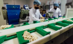 Varios trabajadores preparan turrón a 30 de noviembre de 2021 en la fábrica de turrones ‘El Artesano’, Alacant.