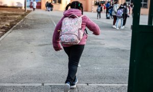 Una niña entra en el colegio público CEIP Antonio Machado, de València.