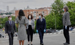 La vicealcaldesa de Madrid, Begoña Villacís (2i); la presidenta de la Comunidad de Madrid, Isabel Díaz Ayuso (3i); el alcalde de Madrid, José Luis Martínez-Almeida (2d), y la concejala de Más Madrid, Marta Higueras (1d) en el Paseo de la Ermita en un San