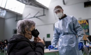 Personal sanitario realiza este viernes test de antígenos en saliva en la Casa da Xuventude, en Orense.