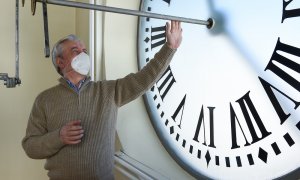 El relojero de la Puerta del Sol, Jesús López–Terradas, posa con el reloj, que lo están preparando para dar las campanadas del próximo 31 de diciembre, en la Puerta del Sol, a 13 de diciembre de 2021, en Madrid, (España).