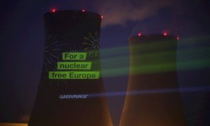 Activistas de Greenpeace proyectan el lema 'Por una Europa libre de armas nucleares' en una de las torres de refrigeración de la central nuclear de Grohnde (Kerncentrale Grohnde - KGW) en Emmerthal, norte de Alemania, el 30 de diciembre 2021.