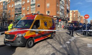 Agentes de seguridad y efectivos de Samur-Protección Civil en Villaverde, Madrid, el lugar del crimen