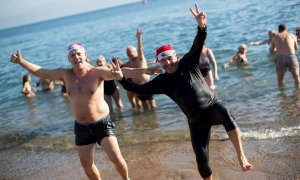 Varios centenares de personas se han congregado este sábado en la playa de San Sebastián para el tradicional primer baño del año.