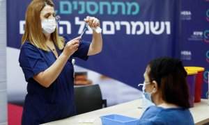 Una enfermera administra la cuarta dosis de la covid-19 en Ramat Gan, Israel, el 31 de diciembre de 2021.