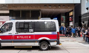 Una furgoneta policial en la entrada de la redacción del medio 'Stand News'.