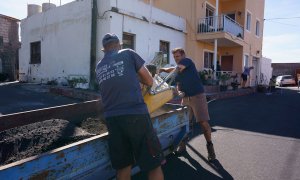 Alivio e ilusión al volver a casa en La Palma con un nuevo paisaje: el volcán