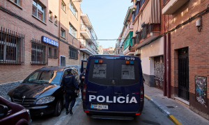 Un furgón de Policía Nacional frente a un edificio de la calle José Garrido que estaba okupado, a 20 de julio de 2021, en Madrid