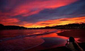 04/01/22. Amanecer en la playa de Ondarreta, donde se esperan chubascos leves, en San Sebastián, a 4 de enero de 2022.