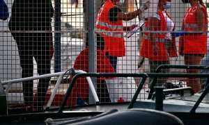 4/1/2022-Migrantes son atendidos por la Guardia Civil y la Cruz Roja, a 15 de septiembre de 2021, en Ceuta (España).