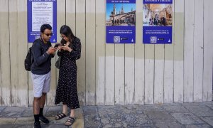 04/01/22. Turistas en las inmediaciones de la Catedral de Sevilla, en Sevilla, a 11 de octubre de 2021.