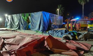 Bomberos junto al hinchable levantado por el viento en la Feria de Mislata - CONSORCIO BOMBEROS