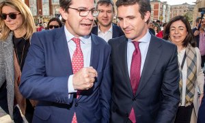 El presidente del PP, Pablo Casado, junto al candidato a la Presidencia de la Junta, Alfonso Fernández Mañueco en la visita a la Catedral de Burgos.