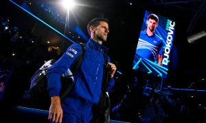 El tenista serbio Novak Djokovic entra a la cancha antes del inicio de su partido individual masculino de la fase de grupos contra el ruso Andrey Rublev en las Finales ATP en Turín.