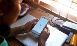 Una mujer utiliza su teléfono móvil para consultar Facebook en Naypyidaw el 16 de marzo de 2021, tras el golpe militar del 1 de febrero.