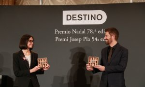 La guanyadora del Premi Nadal, Inés Martín, i del guanyador del Premi Josep Pla, Toni Cruanyes, recollint el guardó.
