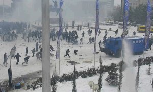 Los manifestantes se enfrentan los agentes del orden durante una protesta provocada por el aumento del precio del combustible en Aktobe, Kazajistán, el 5 de enero de 2022.