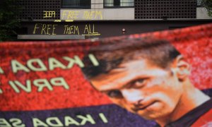 Gente en el exterior del hotel de Melbourne (Australia) en donde Djokovic pasa una cuarentena por no haberse vacunado.