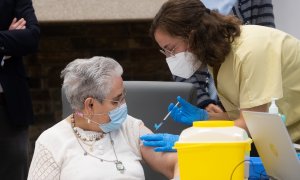 Nieves Cabo recibe la tercera dosis de Pfizer, o dosis 'extra', en la residencia Santiago Puerta del Camino, en Santiago de Compostela.