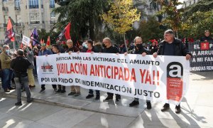 La pancarta de l'AVAAC a la manifestació d'afectats per l'amiant davant del Congrés dels Diputats, el novembre passat.