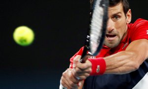 Novak Djokovic durante un partido individual contra el español Rafael Nadal.