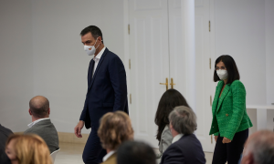 La ministra de Sanidad, Carolina Darias, y el presidente del Gobierno, Pedro Sánchez, llegan al acto institucional ‘Salud Mental y covid-19’, en el Palacio de la Moncloa, a 9 de octubre de 2021, en Madrid.