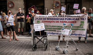 Varias personas participan en una manifestación convocada contra la gestión de la presidenta en funciones de la Comunidad de Madrid en los geriátricos durante la pandemia, a 15 de junio de 2021, frente a la Consejería de Sanidad, Madrid, (España).