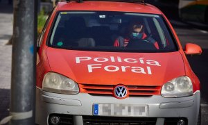 Un coche de la Policía Foral patrulla las calles durante el día 54 del estado de alarma en Pamplona, a 7 de mayo de 2020.