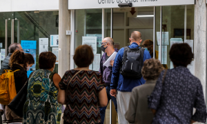 Un grupo de personas a las puertas de los centros de salud valencianos durante el primer día en el que cuentan con el 100% de la presencialidad en sus instalaciones, a 4 de octubre de 2021, en Valencia, Comunidad Valenciana, (España).
