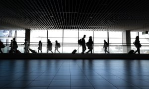 Personas caminando por un aeropuerto