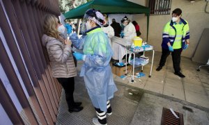 Sanitarios realizan pruebas de antígenos en el centro de salud de San Andrés de Murcia.