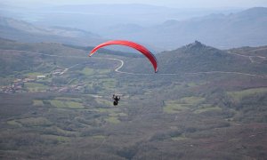 Aficionados al vuelo libre (parapente y ala delta) en la Serra de Larouco.