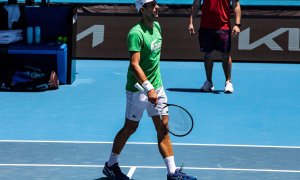 13/01/22. Novak Djokovic entrenando para el Open de Australia, pese a las dudas sobre su futuro, en Melbourne (Australia), a 13 de enero de 2022.