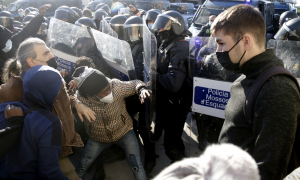 Una de las cargas de los Mossos contra los manifestantes que intentaban parar el desahucio de la nave en Baladona.