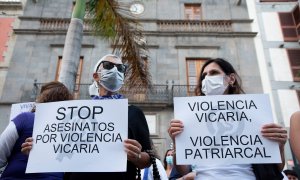 12/06/2021 Dos personas en una concentración feminista a 11 de junio de 2021, en Santa Cruz de Tenerife, Tenerife