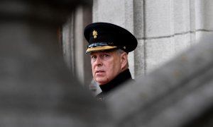 La reina de Inglaterra retira los títulos militares al príncipe Andrés, acusado de abuso sexual vinculado al 'caso Epstein'