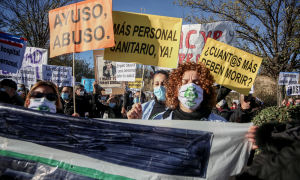 Varias personas se manifiestan con pancartas durante una concentración convocada por la plataforma Sanitarios Necesarios en la puerta del Hospital Enfermera Isabel Zendal el día de su apertura, en Madrid (España), a 1 de diciembre de 2020.